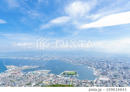 北海道函館市　函館山山頂展望台から望む初夏の函館の街並み 109616641