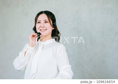 コールセンター・オペレーター・テレオペ・テレアポ・ユーザーサポートのヘッドセットをつけた女性 109616654