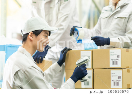 梱包後出荷の準備する出荷検査チーム 109616676