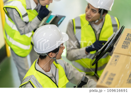 倉庫の現場で打ち合わせを行う倉庫管理者 109616691