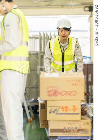 安全反射ベストを着た倉庫管理者 109616692