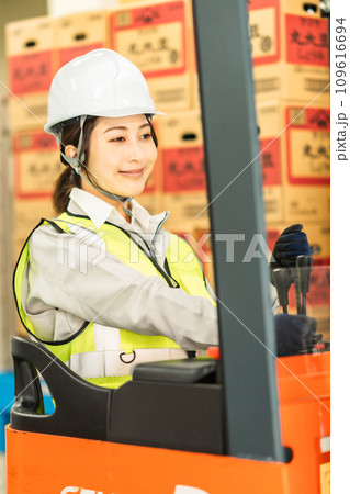 フォークリフトを運転する20代女性作業員 フォークリフトを運転する20代女性作業員 109616694
