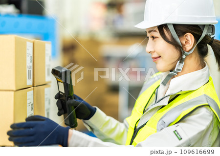 倉庫でバーコードをスキャンする若い女性作業員 倉庫でバーコードをスキャンする若い女性作業員 109616699