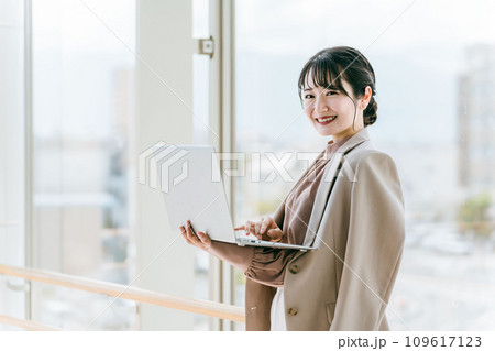 駅・空港でパソコンを使う女性・ビジネスウーマン 109617123