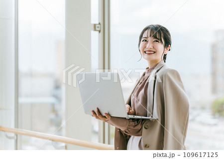 駅・空港でパソコンを使う女性・ビジネスウーマン 109617125