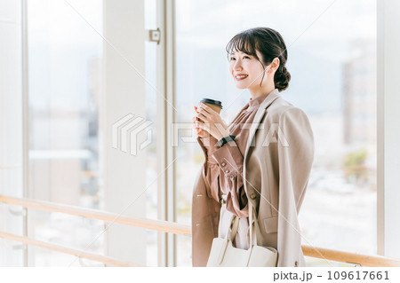 駅・公共施設でデートの待ち合わせするビジネスウーマン 109617661
