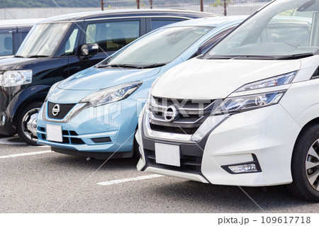 駐車場に並ぶ乗用車 109617718