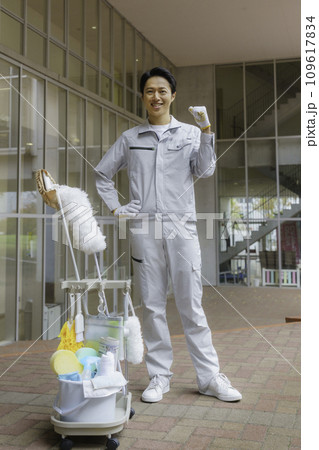 オフィスビルの男性清掃員のポートレート 撮影協力:有明教育芸術短期大学 オフィスビルの男性清掃員のポートレート 撮影協力:有明教育芸術短期大学 109617834