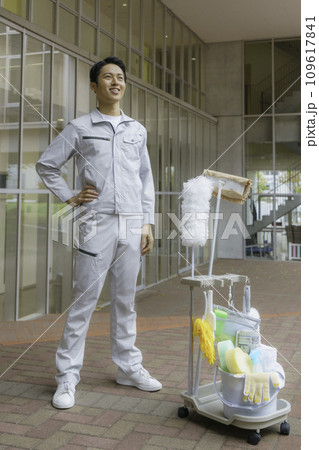 オフィスビルの男性清掃員のポートレート 撮影協力:有明教育芸術短期大学 撮影協力:有明教育芸術短期大 オフィスビルの男性清掃員のポートレート 撮影協力:有明教育芸術短期大学 撮影協力:有明教育芸術短期大 109617841