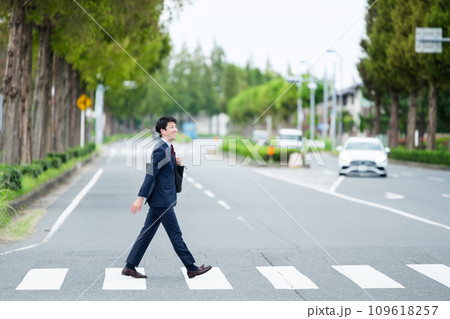 郊外の街を歩くビジネスマン 109618257