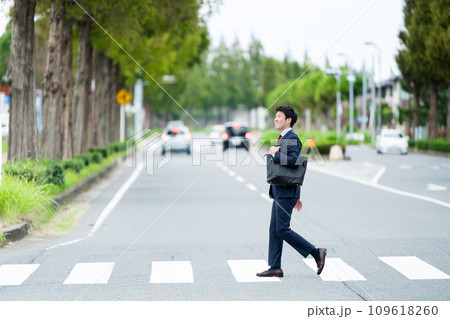 郊外の街を歩くビジネスマン 109618260