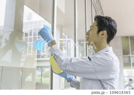 オフィスで窓の掃除をする男性清掃員 撮影協力:有明教育芸術短期大学 オフィスで窓の掃除をする男性清掃員 撮影協力:有明教育芸術短期大学 109618365