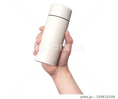水筒を持っている手 109618399