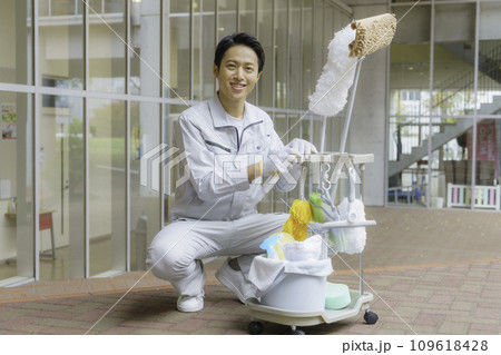 オフィスビルの男性清掃員のポートレート 撮影協力:有明教育芸術短期大学 オフィスビルの男性清掃員のポートレート 撮影協力:有明教育芸術短期大学 109618428