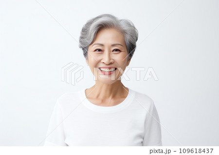 白い服を着たシニア女性「AI生成画像」 109618437
