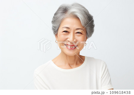 白い服を着たシニア女性「AI生成画像」 109618438