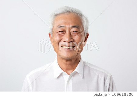 白い服を着たシニア男性「AI生成画像」 109618500