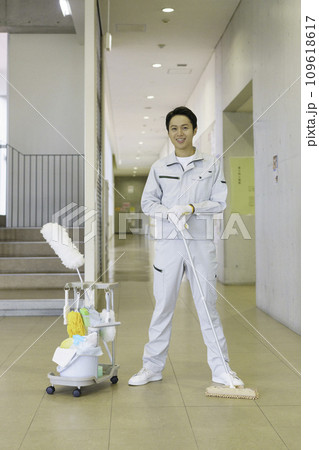 オフィスビルの男性清掃員のポートレート 縦位置 撮影協力:有明教育芸術短期大学 オフィスビルの男性清掃員のポートレート 縦位置 撮影協力:有明教育芸術短期大学 109618617