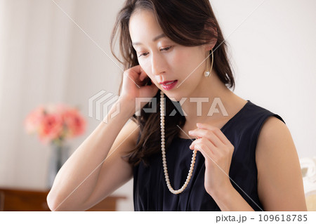 女性のポートレート　ネックレスをつける女性 109618785