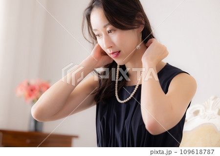 女性のポートレート ネックレスをつける女性 女性のポートレート ネックレスをつける女性 109618787