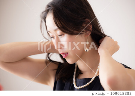 女性のポートレート ネックレスをつける女性 女性のポートレート ネックレスをつける女性 109618882
