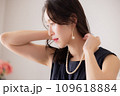 女性のポートレート　ネックレスをつける女性 109618884