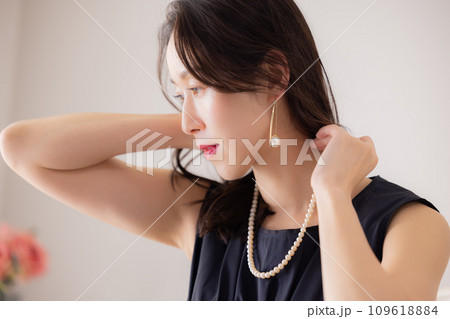 女性のポートレート　ネックレスをつける女性 109618884