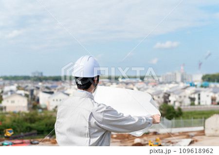 作業着の男性・建設不動産イメージ 作業着の男性・建設不動産イメージ 109618962