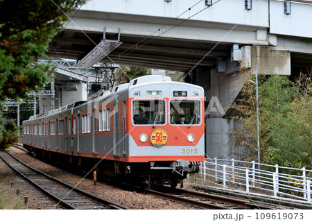 デビューから50周年を記念して当時のカラーリングを再現した神戸電鉄3000系電車です。 109619073
