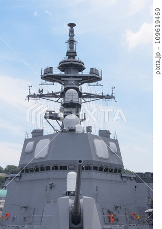 海上自衛隊護衛艦てるづきの主砲と艦橋 109619469