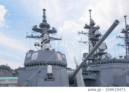 海上自衛隊護衛艦てるづきの主砲と艦橋 109619471