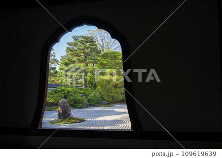 京都東山の秋　建仁寺　火頭窓から見える大雄苑 109619639