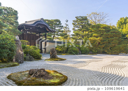 京都東山の秋　建仁寺方丈前庭「大雄苑」と向唐門 109619641