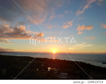 海からの日の出 109619724
