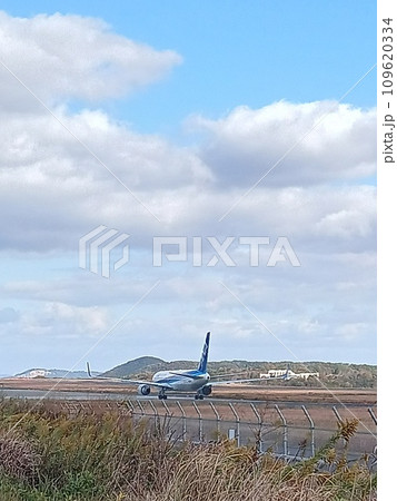 滑走路の飛行機 109620334
