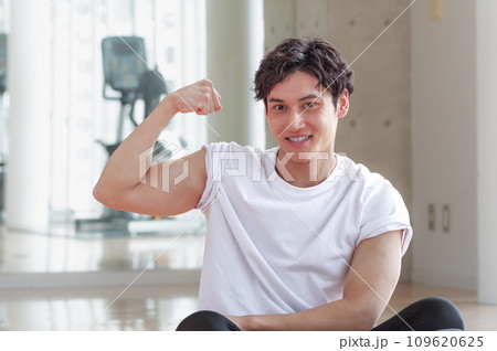 スポーツ施設でガッツポーズをする男性 109620625