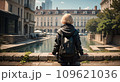 町並みを見つめる少女 109621036