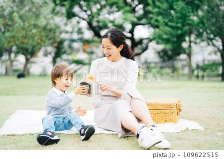 ピクニックをする親子 109622515