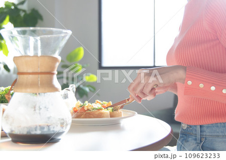 朝食を食べる女性 朝食を食べる女性 109623233
