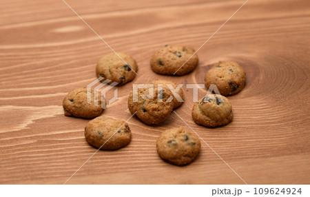 チョコチップクッキー　木目背景 109624924
