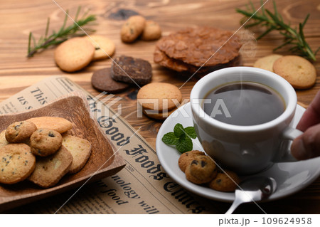 いろいろなクッキーとコーヒー 109624958