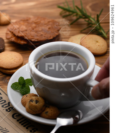 コーヒーといろいろなクッキー コーヒーといろいろなクッキー 109624961