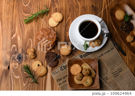 いろいろなクッキーとコーヒー 俯瞰撮影 いろいろなクッキーとコーヒー 俯瞰撮影 109624964
