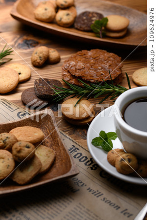 いろいろなクッキーとコーヒー 109624976