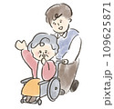車椅子のシニアと付き添う男性 109625871