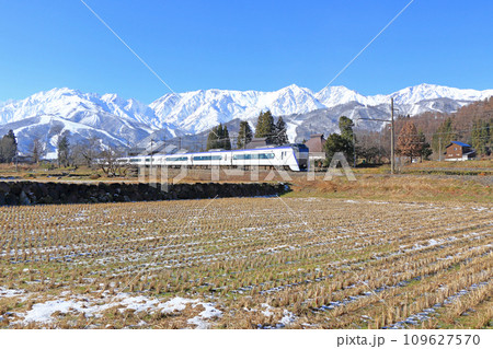 大糸線　12月の白馬山麓 109627570