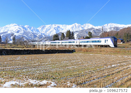 大糸線　12月の白馬山麓 109627572