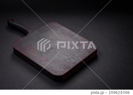 Empty wooden cutting board for preparing ingredients for preparing a delicious dish 109628306