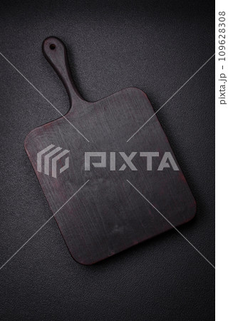 Empty wooden cutting board for preparing ingredients for preparing a delicious dish 109628308