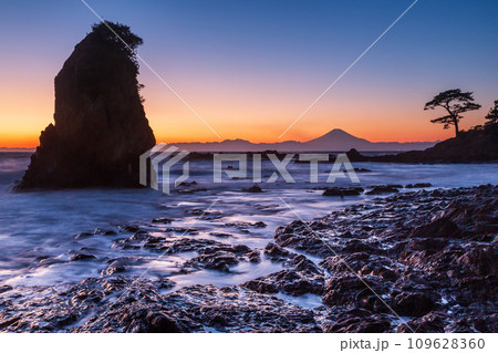 横須賀市立石海岸からマジックアワーの富士山 109628360